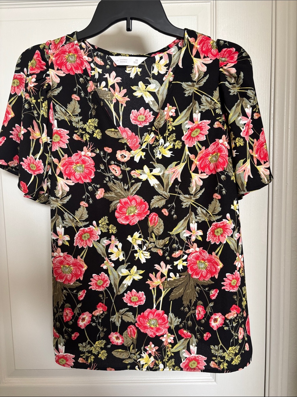 NWT LC Lauren Conrad V-Neck top with black/ peach/coral/greens floral prin